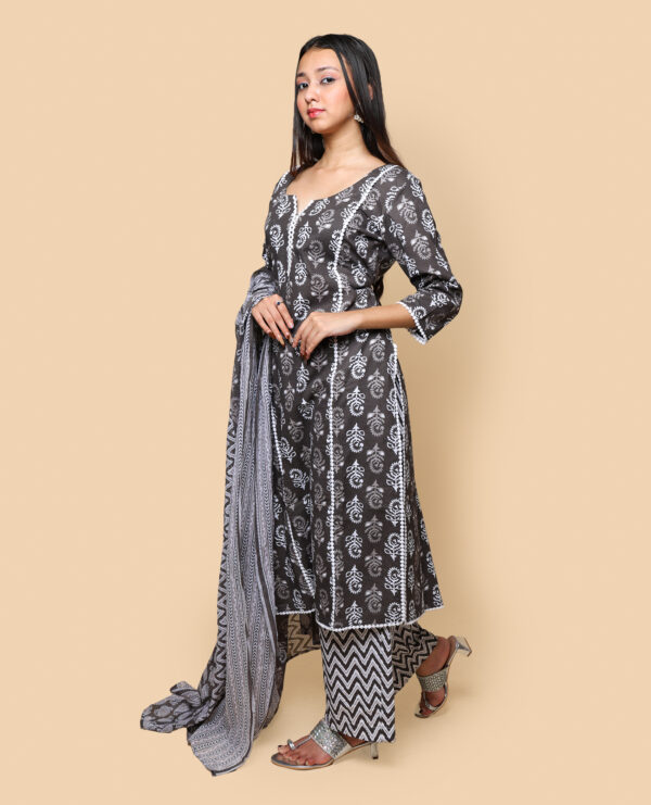 Kellpar Sadgi Ka Andaaz - Image 3